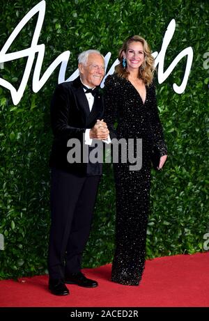 Giorgio Armani et Julia Roberts assistant à la Fashion Awards 2019 au Royal Albert Hall, Kensington Gore, Londres. Banque D'Images