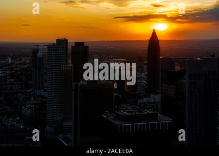 Vue aérienne sur les gratte-ciel de Francfort (Allemagne) au coucher du soleil Banque D'Images