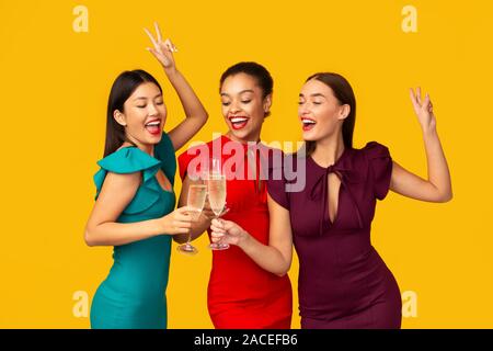 Trois femmes en robes Clinking Glasses Fête Bachelorette, Studio Shot Banque D'Images