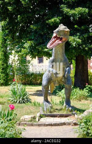 Tyrannosaurus rex statue dans le parc du musée d'Histoire Naturelle debout sur ses pattes, bouche ouverte. Sibiu, . Banque D'Images