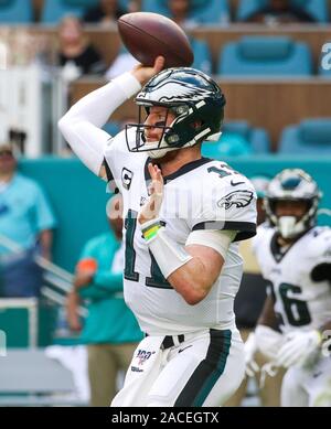 Miami Gardens, Florida, USA. 1er décembre 2019. Philadelphia Eagles quarterback Carson Wentz (11) se prépare à lancer une passe lors d'un match de football américain NFL contre les Dolphins de Miami au Hard Rock Stadium de Miami Gardens, en Floride. Les dauphins ont remporté 37-31. Crédit : Mario Houben/ZUMA/Alamy Fil Live News Banque D'Images