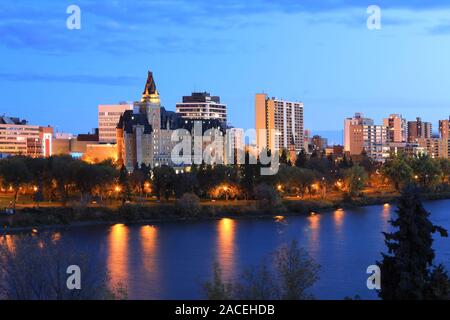 Le centre-ville de Saskatoon, Canada la nuit Banque D'Images