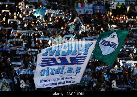 Les partisans du Latium montrent leurs drapeaux pendant le championnat d'Italie Serie A match de football entre SS Lazio et Udinese Calcio sur Décembre 1, 2019 au Stadio Olimpico à Rome, Italie - Photo Federico Proietti/ESPA-Images Banque D'Images