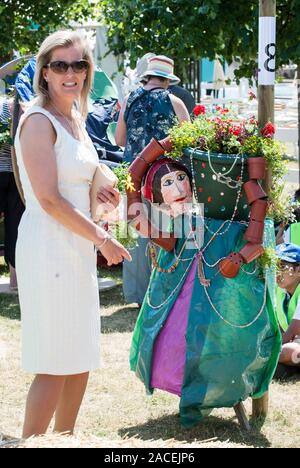Sophie comtesse de Wessex au butterfly dome dans le patrimoine végétal chapiteau au Hampton Court Flower Show en 2013. Banque D'Images
