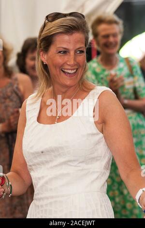 Sophie comtesse de Wessex au butterfly dome dans le patrimoine végétal chapiteau au Hampton Court Flower Show en 2013. Banque D'Images