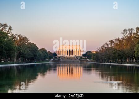 Lincoln Memorial et miroir d'eau à l'aube Banque D'Images