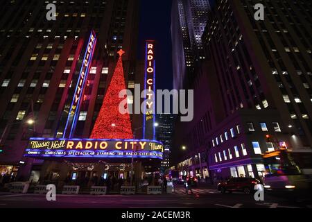 Ornements de Noël géant à Manhattan, New York City, USA. Banque D'Images