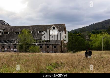 L'exploration de couple admiring un bâtiment abandonné Banque D'Images