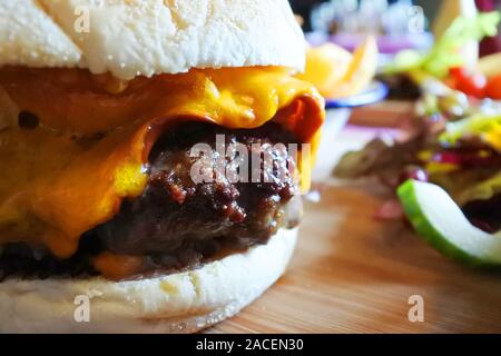 Close-up d'un cheeseburger maison - John Gollop Banque D'Images