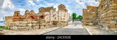 Nessebar, Bulgarie - 07.10.2019. Ruines d'anciennes fortifications à l'entrée de la vieille ville de Nessebar, Bulgarie, sur l'apparence d'un matin d'été Banque D'Images