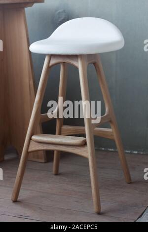 Chaises élégantes avec arrière-plan de béton vide, stock photo Banque D'Images