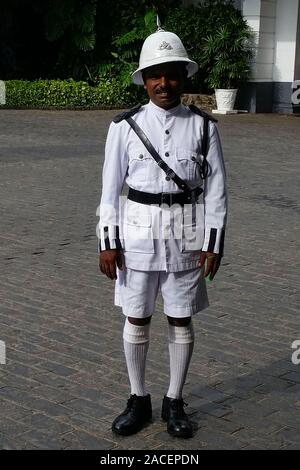 Sri Lanka, Colombo - Août 2015 : l'homme en uniforme de la garde blanche coloniale à Mount Lavinia Hotel Banque D'Images