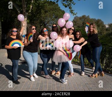 Un groupe de huit filles prendre des images amusantes Banque D'Images