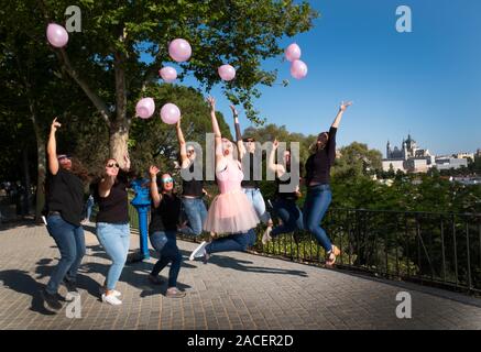 Un groupe de huit filles prendre des images amusantes Banque D'Images