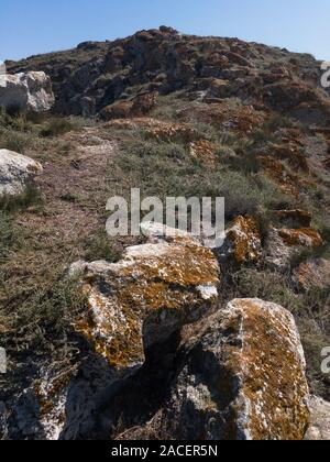 Sentier étroit sur falaise rocheuse verticale de l'espace de copie Banque D'Images