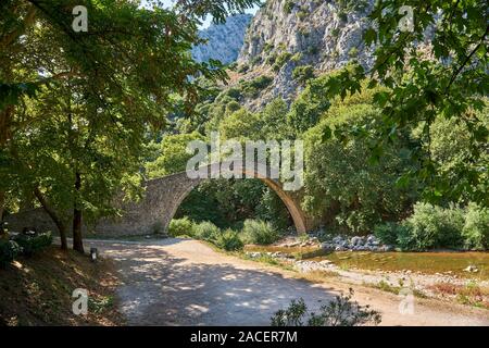 Le pont d'Agios Vissarionas en Thessalie, Grèce, les météores. Le pont a été construit en 1514 et est situé au milieu d'un paysage remarquable Banque D'Images