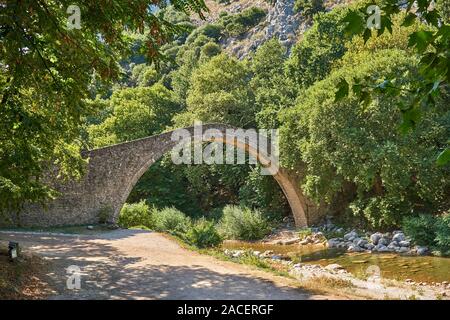 Le pont d'Agios Vissarionas en Thessalie, Grèce, les météores. Le pont a été construit en 1514 et est situé au milieu d'un paysage remarquable Banque D'Images