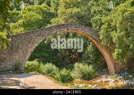 Le pont d'Agios Vissarionas en Thessalie, Grèce, les météores. Le pont a été construit en 1514 et est situé au milieu d'un paysage remarquable Banque D'Images