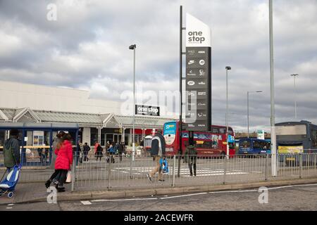 Un arrêt de bus, centre commercial Perry Barr, Birmingham. Banque D'Images