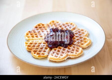 Gaufres maison avec des cerises fraîches et en bonne santé le sucre glace. Banque D'Images