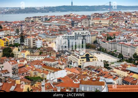 Vue aérienne de la place Martim Moniz à Lisbonne, le Tage et le pont 25 de Abril Lisbonne, Portugal Banque D'Images