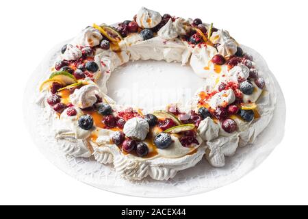Meringues pavlova cake couronne avec cerise, myrtille, citron, de canneberge et de lime. Banque D'Images