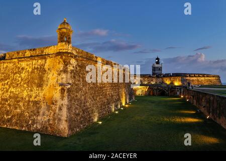 Château de San Felipe del Morro (El Morro) (années 1540-1786) et le phare (1846/1908), Site Historique National de San Juan, San Juan, Puerto Rico Banque D'Images