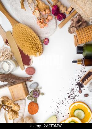 Spa et soins de la peau concept sur fond blanc. L'espace pour le texte. Vue d'en haut. Café corps gommage à base d'ingrédients naturels, de concombre et les tranches d'orange, du savon Banque D'Images