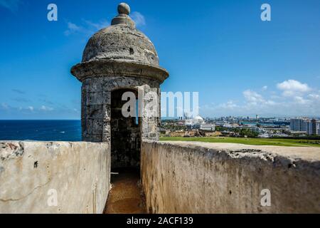 Maison de sentinelle ('garita', l'avant-plan), château de San Cristobal (1765-1783) et les bâtiments modernes San Juan, Site Historique National de San Juan, San Juan, Pu Banque D'Images