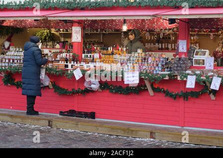 Helsinki, Finlande - le 30 novembre 2019 : les gens à l'étal de marché de Noël sur la place Kauppatori. Marché de Noël d'Helsinki principale sera ouverte Banque D'Images