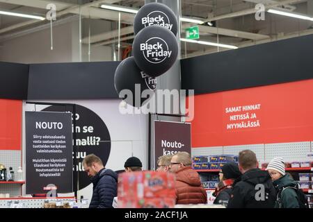 Helsinki, Finlande - le 30 novembre 2019 : à la réalisation 24 de Verkkokauppa store. Les clients peuvent obtenir leurs biens achetés à Bla Banque D'Images