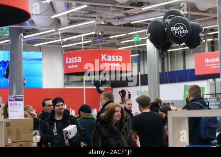 Helsinki, Finlande - le 30 novembre 2019 : à la réalisation 24 de Verkkokauppa store. Les clients peuvent obtenir leurs biens achetés à Bla Banque D'Images