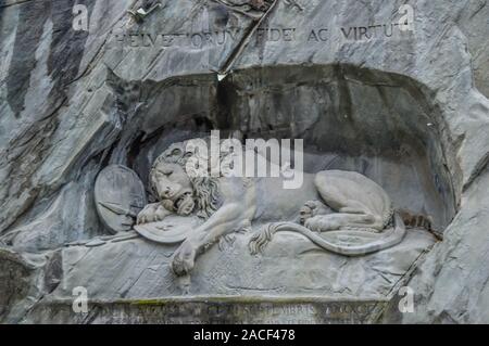 Mourir vieux et célèbre monument du lion à Lucerne Lucerne en Suisse ou à l'automne Banque D'Images