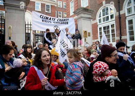 2 décembre 2019 à l'extérieur du parti conservateur de l'AC, le centre de Londres, dans le cadre de l'extinction de l'action de la rébellion 12 jours avant les élections générales, mo Banque D'Images