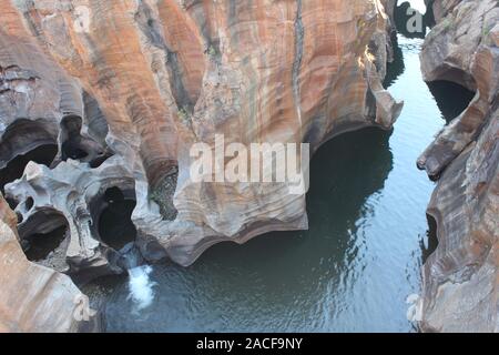 Rock formation à Bourke's Luck potholes dans Blyde canyon réserver à Mpumalanga en Afrique Banque D'Images