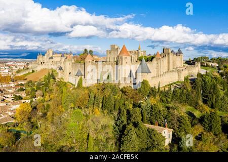Vue aérienne de la Cité de Carcassonne, une cité médiévale au sommet d'une colline citadelle dans la ville de Carcassonne, Aude, Occitanie, France. Fondée à l'époque gallo-romaine Banque D'Images