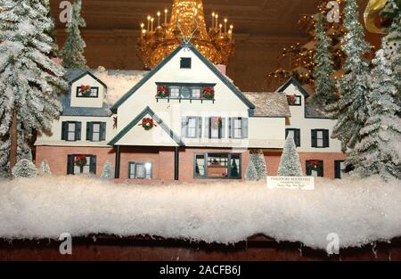 Washington, District de Columbia, Etats-Unis. 19Th Mar, 2001. La Maison Blanche les décorations de Noël ont été présentés à la presse le 3 décembre 2001. Même si la Executive Mansion a été fermé aux touristes depuis les attaques terroristes du 11 septembre, le rituel annuel de décorer la maison se poursuit. Sur la cheminée dans le coin sud-est de l'East Room est le booyhood accueil de Theodore Roosevelt. Son domicile est connu sous le nom de Sagamore Hill à Oyster Bay, New York. Au cours de sa présidence, il était connu sous le nom de Maison Blanche d'été Crédit : Ron Sachs/CNP/ZUMA/Alamy Fil Live News Banque D'Images