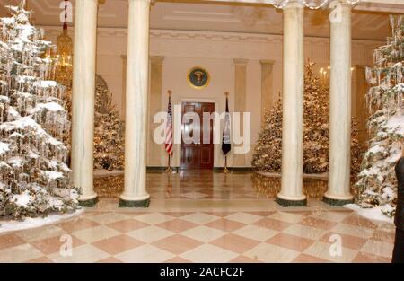 Washington, District de Columbia, Etats-Unis. 19Th Mar, 2001. La Maison Blanche les décorations de Noël ont été présentés à la presse le 3 décembre 2001. Même si la Executive Mansion a été fermé aux touristes depuis les attaques terroristes du 11 septembre, le rituel annuel de décorer la maison se poursuit. Vue générale de la Maison Blanche Grand Foyer à portique du nord à travers à la Chambre Bleue Credit : Ron Sachs/CNP/ZUMA/Alamy Fil Live News Banque D'Images