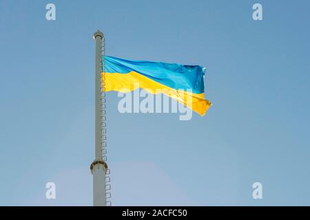 Drapeau national de l'Ukraine vole dans le ciel bleu. Bleu Jaune du drapeau de l'État ukrainien. Jour de l'indépendance. Constitution. Fête nationale. Banque D'Images