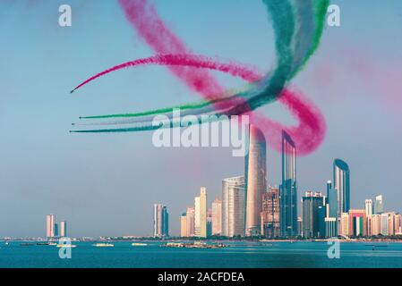 Des avions volant au-dessus des toits d'Abu Dhabi pour la célébration de la journée nationale des EAU air show Banque D'Images