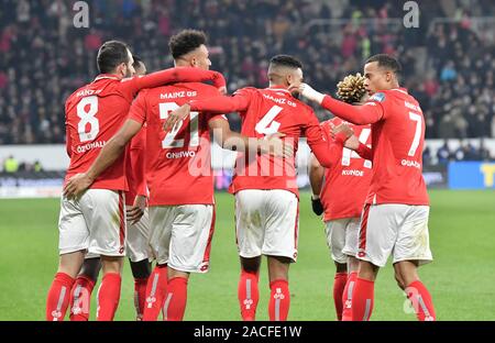 02 décembre 2019, Rhénanie-Palatinat, Mayence : Soccer : Bundesliga FSV Mainz 05 - Eintracht Francfort, 13e journée de l'Opel Arena. Dder Mainzer Karim Onisiwo (2e de gauche) cheers avec son équipe Levin Öztunali (l), Jérémie Saint Juste (3e à partir de la droite), Pierre Kunde Malong et Robin Quaison après son but à 1:1. Photo : Torsten Silz/DPA - NOTE IMPORTANTE : en conformité avec les exigences de la DFL Deutsche Fußball Liga ou la DFB Deutscher Fußball-Bund, il est interdit d'utiliser ou avoir utilisé des photographies prises dans le stade et/ou la correspondance dans la séquence sous forme d'images et/ou vidéo-comme Banque D'Images