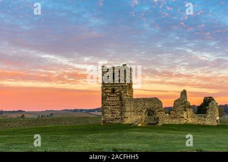 Un ciel de lever de Dorset Knowlton Church. Banque D'Images