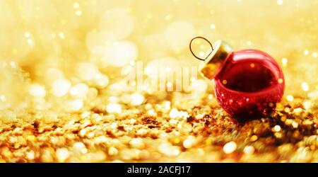 Red Ball noël sur un fond brillant d'or. Banque D'Images