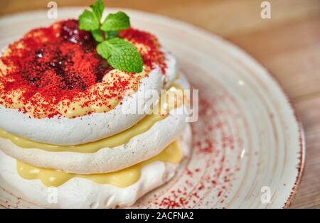 Gâteau à la meringue avec la crème fouettée et les baies Banque D'Images