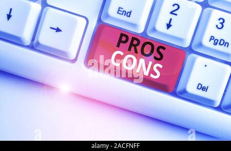 Écrit remarque montrant Pros cons. Concept d'affaires pour les facteurs favorables et défavorables ou de raisons de démontrer avec clavier pc blanc remarque pap Banque D'Images