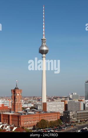La tour de télévision et l'Hôtel de Ville Rouge (Rotes Rathaus), au centre de Berlin (Mitte), Allemagne Banque D'Images