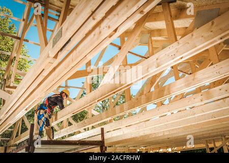 Entrepreneur en construction travailleur et la maison en bois. Le développement des capacités. Banque D'Images