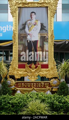 Portrait du roi de Thaïlande Wachiralongkon sur Sukhumvit Road, l'un des milliers autour de la ville de Bangkok. Banque D'Images
