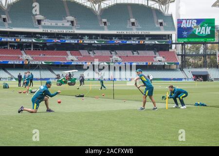 Adelaide, Australie, 2 décembre 2019 . Joueurs de cricket australien pratique avant le début de la batte au jour 4 de la 2e journée de domaine test de nuit entre l'Australie et le Pakistan à l'Adelaide Oval. L'Australie mène 1-0 dans la série 2 .match Crédit : amer ghazzal/Alamy Live News Banque D'Images