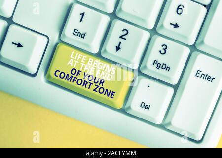 Écrit remarque montrant la vie commence à la fin de votre zone de confort. Concept d'entreprise pour apporter des modifications évoluer grandir avec clavier pc blanc note papier abov Banque D'Images